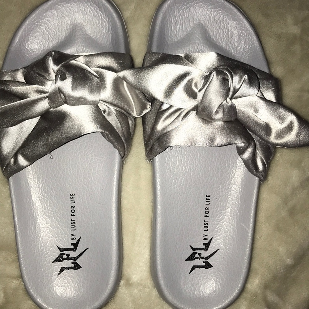 F21 Bow Slides